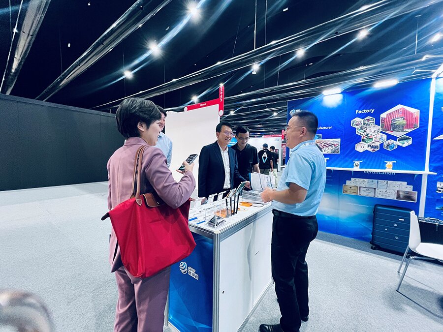 通州區副區長林正航一行在光潤通科技GITEX展位前聽取介紹 通州區副區長林正航一行在光潤通科技GITEX展位前聽取介紹